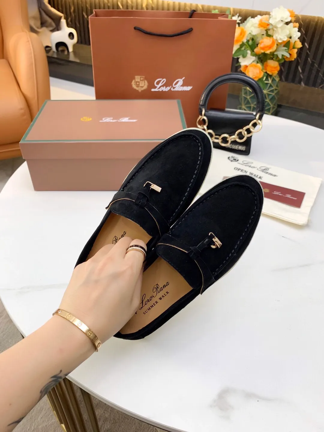 👟👟Ex-factory price 480👟👟 Women's shoe factory Loro 👟👟Ex-factory price iana founded the existing Loro 👟👟Ex-factory price iana company on April 24, 1924. It is now the sixth generation of family business, providing the best quality products to customers who are discerning about taste and quality. Imported original fabrics. Imported Sheep Beijing, made of plain calfskin lining. Hand-sewn thread. Original packaging. Size: Women's 35-42, Men's 38-45, Women's 41/42, Men's 38/45. Customized and non-returnable.